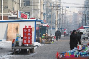 彩钢房霸占人行道 所属街道称未接到通知