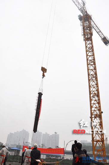 中建五局：承建的长沙运达中央广场商业项目钢结构工程首根钢柱开吊