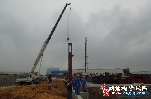 中国五冶承建的柳州宝钢二期主厂房钢结构开始吊装