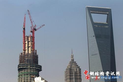 “上海中心”昨突破400米大关 身高月底超金茂大厦