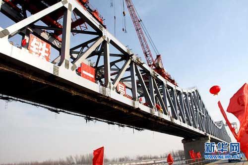 中国中铁一局承建的黄河入海口最长铁路钢结构桥梁胜利合龙